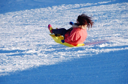 兴致勃勃的拉着轮胎开始滑雪啦!