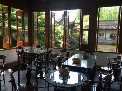 两宜轩窗明几净,室内室外明丽宜人.