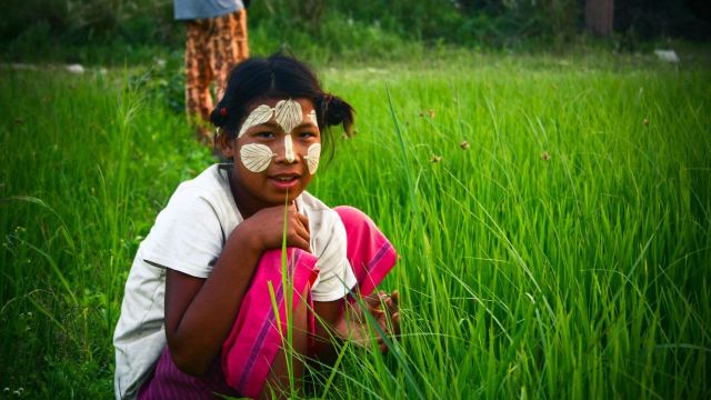 这个女孩不厚道,刚问完是否能拍就问我要钱. 曼德勒 乌本桥