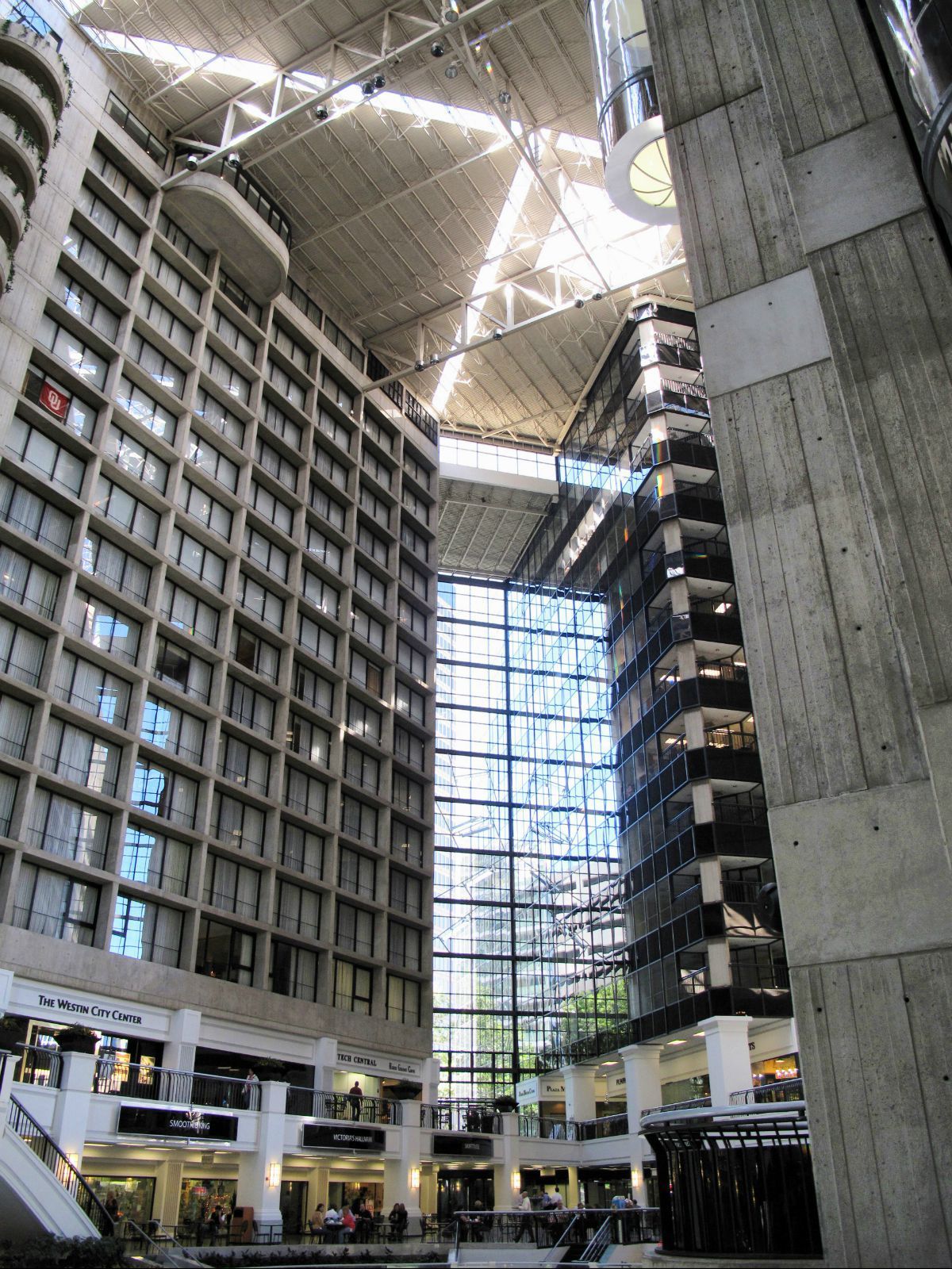 玻璃罩住几栋楼,有意思的城中城 威利剧院