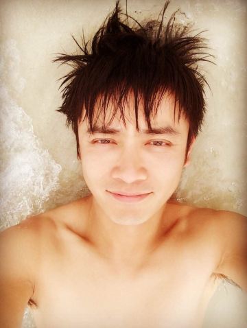 开心的躺在海浪里自拍一张 沙美岛