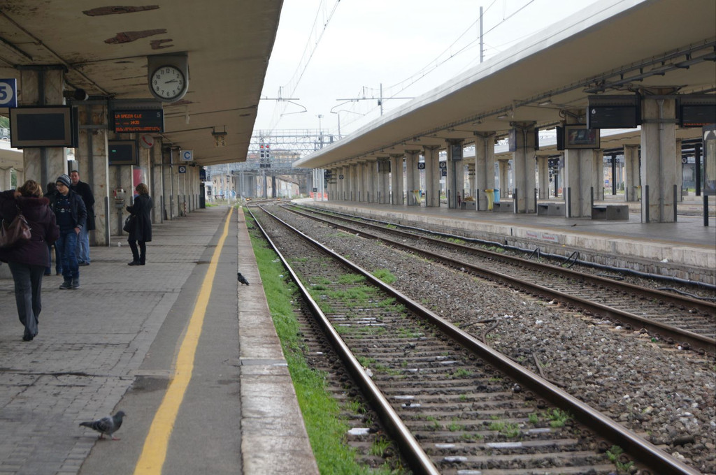      无聊等火车站,站台都是露天