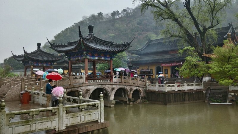 定慧寺前殿前有三座桥,两侧桥上各有一亭,一曰焦公亭,一曰茗公亭.