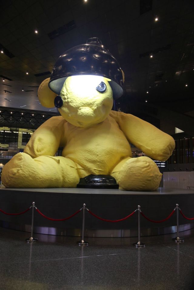 多哈机场的大黄熊图片