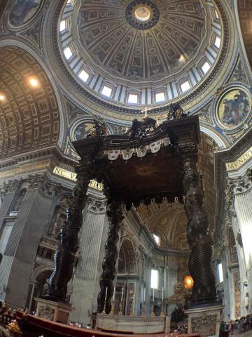 贝尼尼设计的青铜华盖. 梵蒂冈