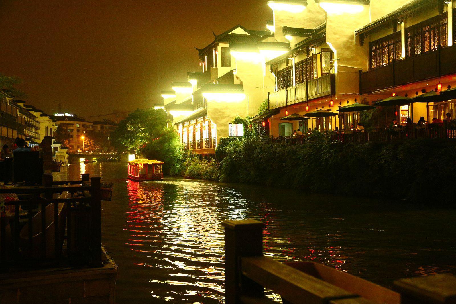 令人想起了古时秦淮河畔的烟花柳巷 名妓雅士之类  有专门的游船项目