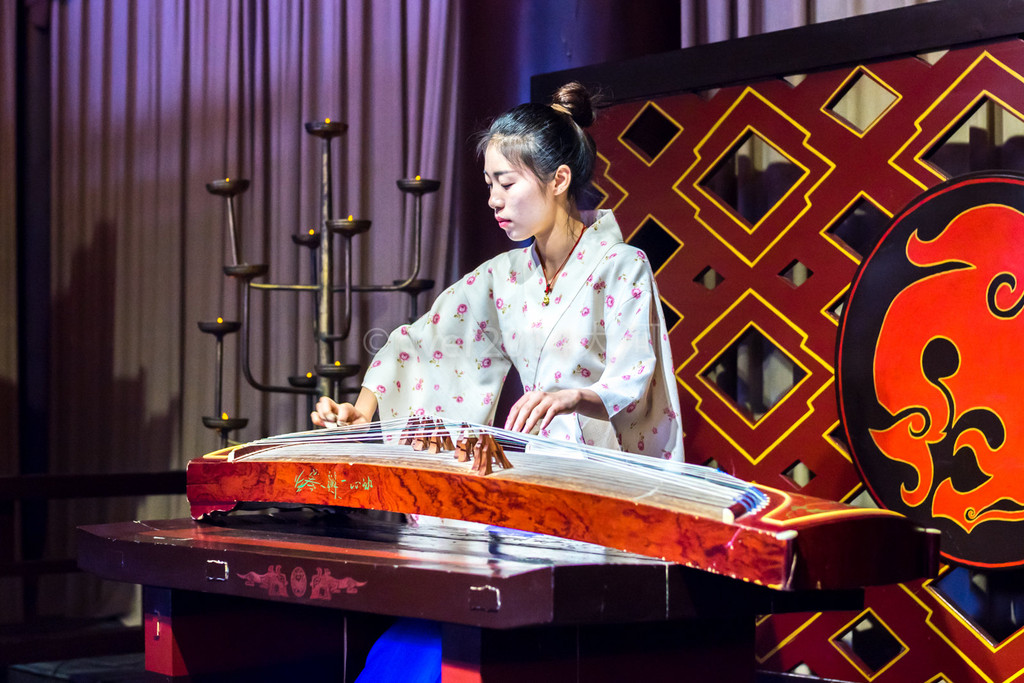 在景区里,随处都能发现楚风楚韵,身著楚服的美女弹奏古筝,神情潇洒