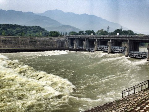 站到大坝上看会有种倒退的感脚 看久了会有点想跳下去(°_°) 都江堰