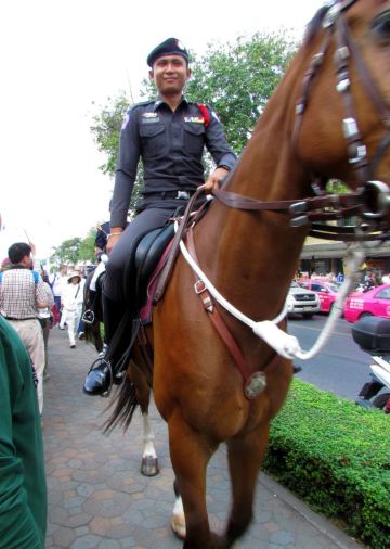 泰国的骑警比较.亲民吧,哎他们不热吗?
