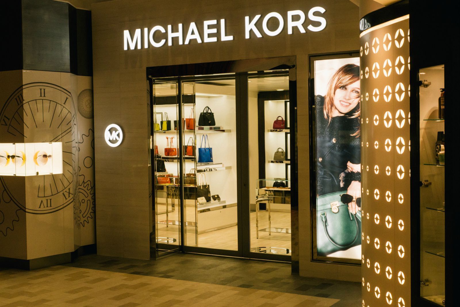 哦,差点忘记,除了好吃好玩的,还有不少店铺,比如mk的包包.