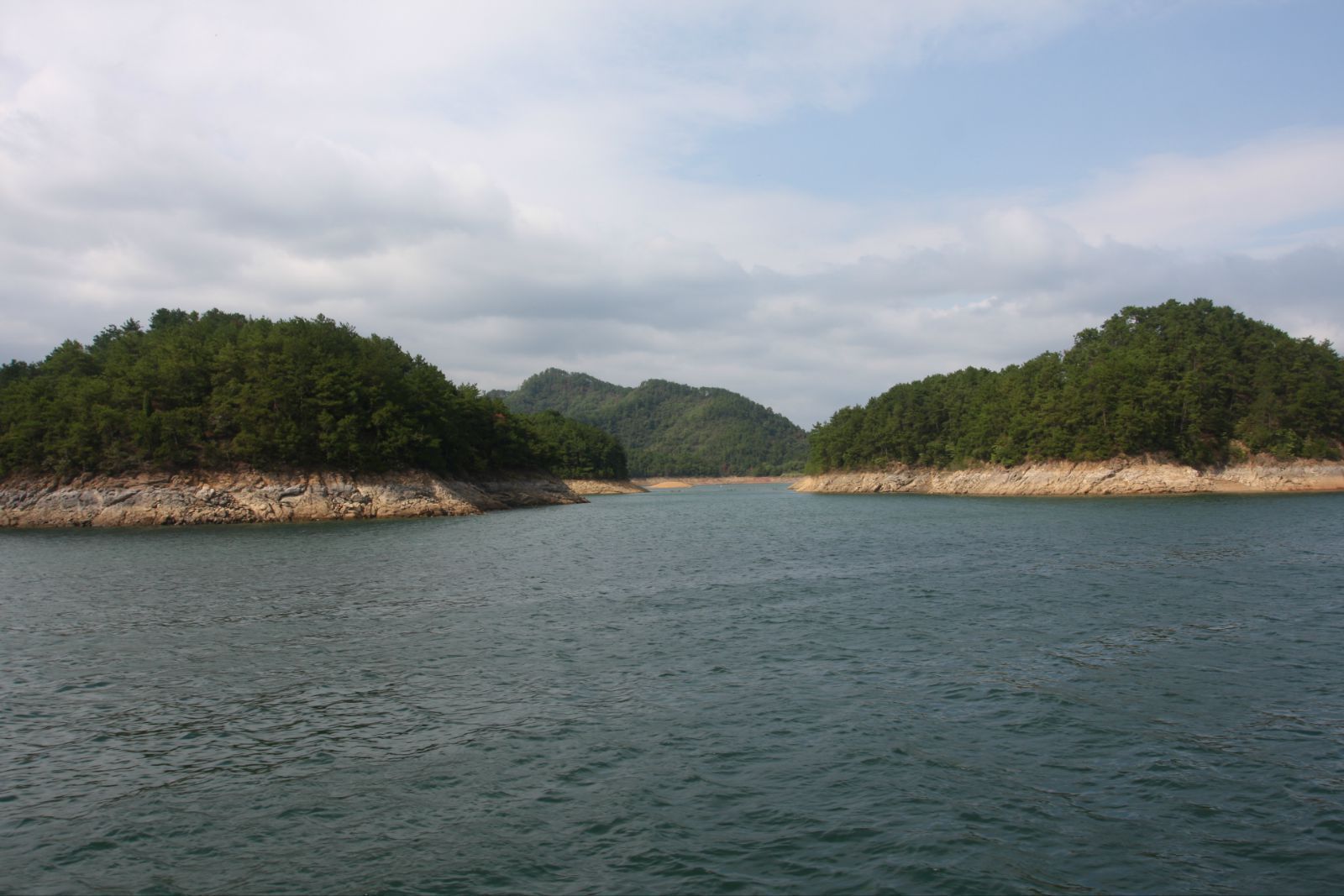 千島湖又叫新安江水庫,位於浙江淳安境內,風景區群山綿延,森林繁茂,湖