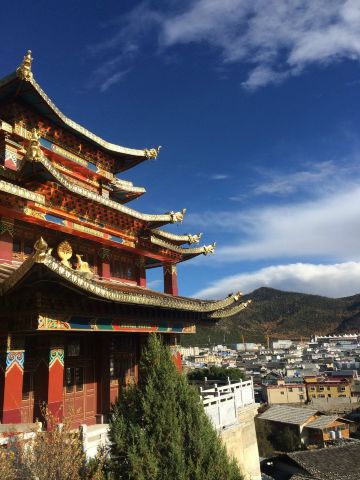 大佛寺就坐落在广场旁边,依山而建,巍峨壮观 独克宗古城