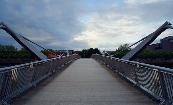 醉汉蜷缩在角落,酣然大睡,顾及不了行人异样的眼光.