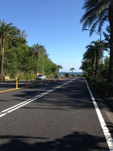 海边公路开车其实真的超爽,可惜就是车跑不快! 船帆石