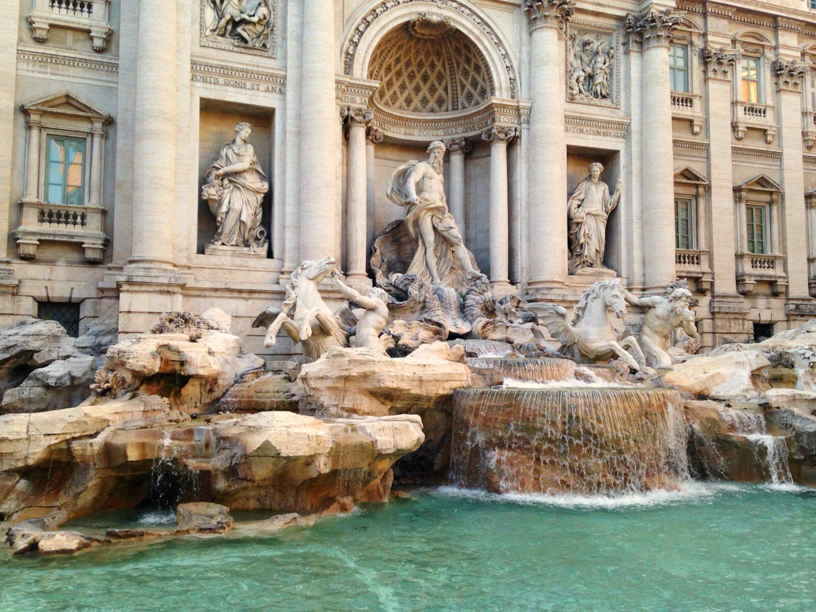 trevi fountain许愿池,是罗马最大最漂亮的喷泉.