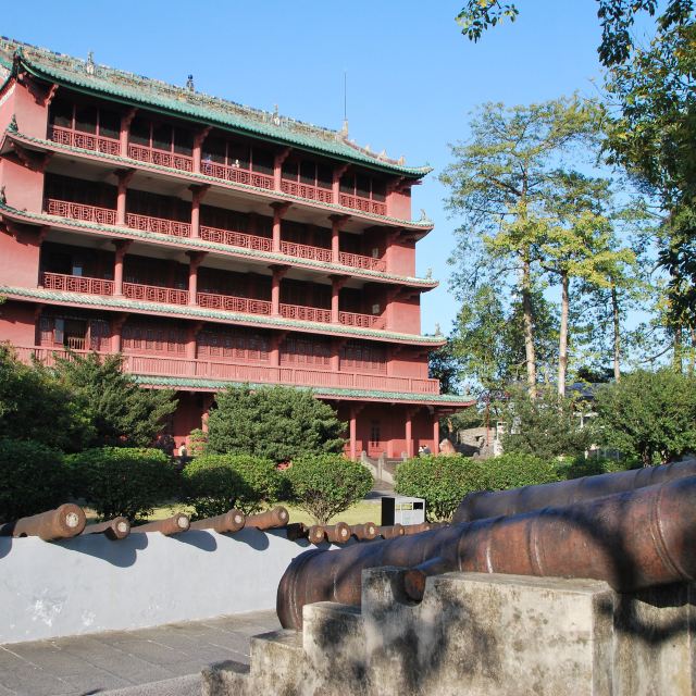 在鎮海樓西側,有1964年建的碑廊和炮座.碑廊立有古代碑刻23方.