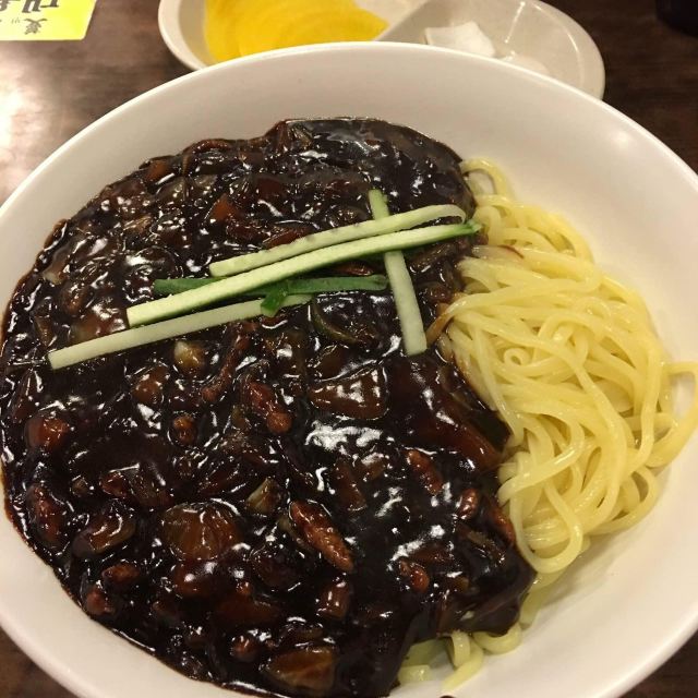 炸酱面,里面有很多肉沫和土豆,自己经常吃