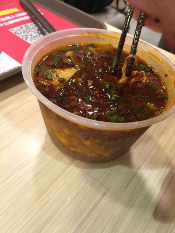 酸辣粉我晚上吃了一碗,早上又吃了一碗,足以看出有多好吃,那酸爽,家里