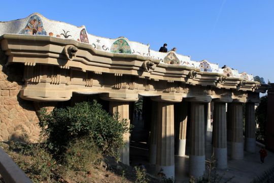 说它是长椅并不恰当,其实它打破了对公园长椅的印象,这个全世界最长的