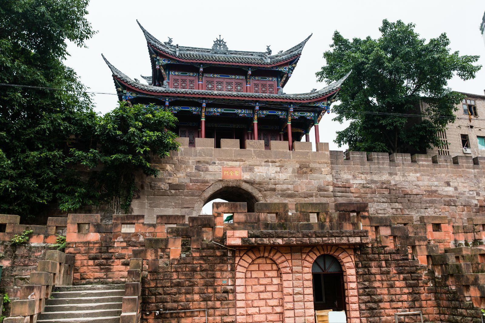 没想到赤水城里还有这么一座"聚金门". 赤水