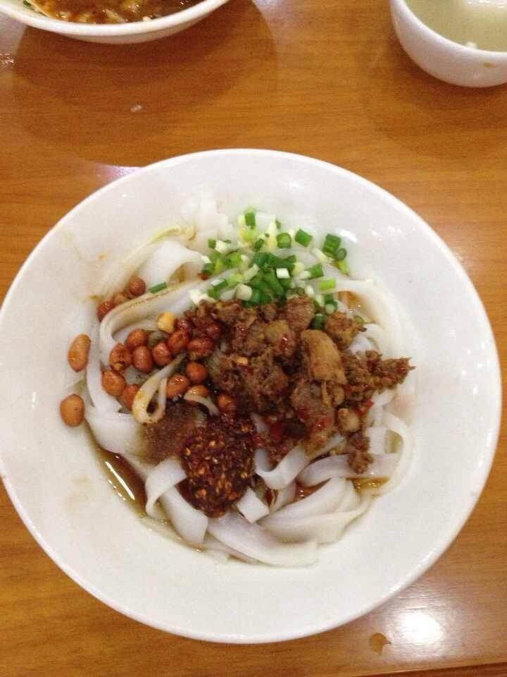 興義:鄒記雞肉湯圓(富康酒店後),鄭記刷把頭(三月橋),聶氏傳家剪粉