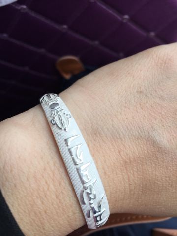 六字真言银手镯,很喜欢.说是寸发标亲手打制,不知道是不是真的.