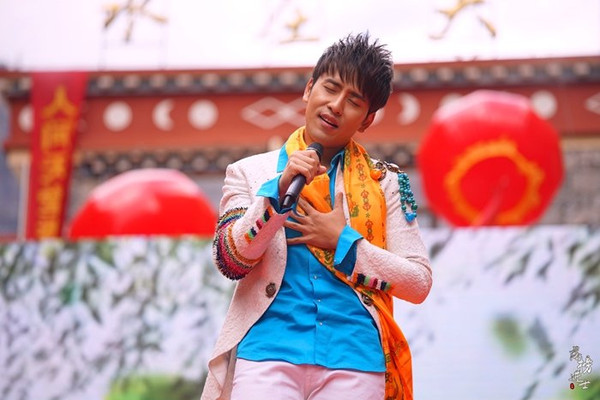 歌手宗庸卓玛与扎西顿珠表演歌曲《高原在我心上.