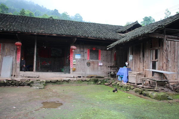 走進原生態的大山裡,感受窮山僻壤山村之寧靜