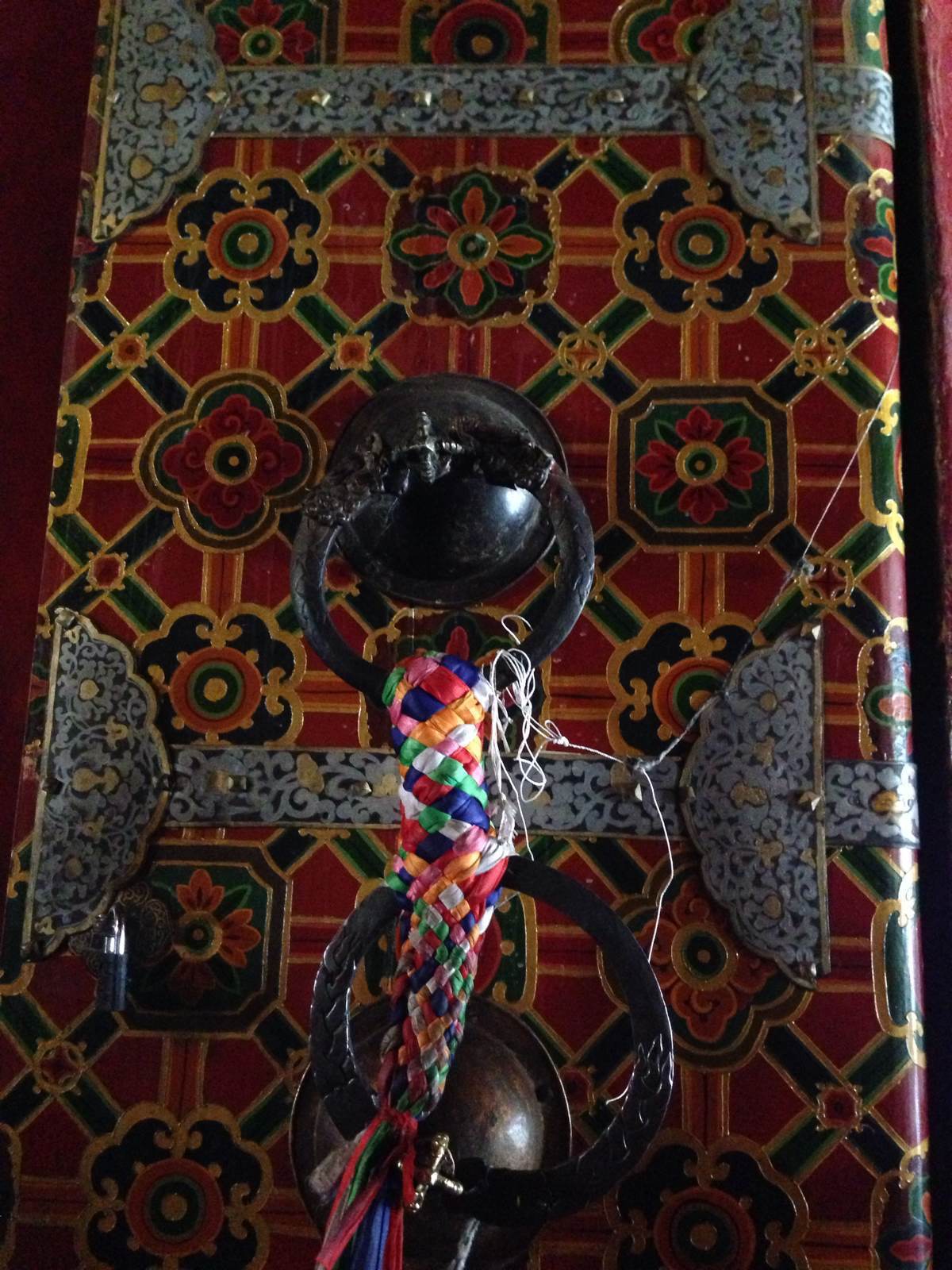 磕长头的男女老少,筛谷物祈福的达娃扎西们,插进廊柱缝隙里的牙齿,磨