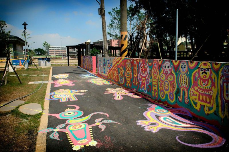 沧海桑田,眷村已成为闹市里的贫民窟.