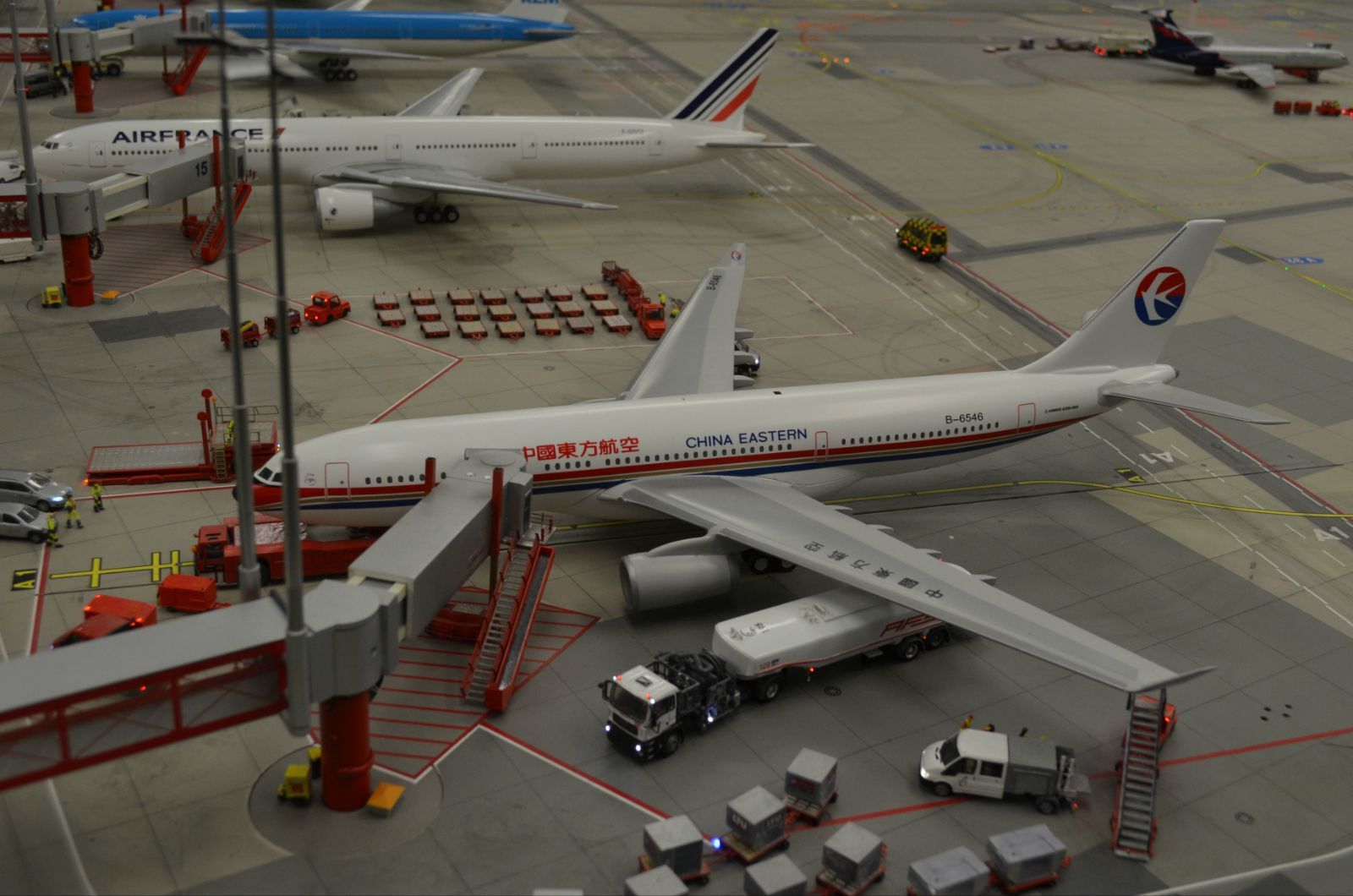 接驳廊桥的东航客机——廊桥也会动. miniatur wunderland