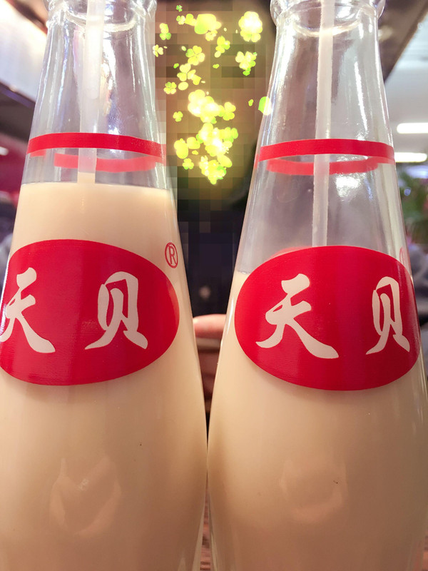 人,味道还行,就是流沙包不正宗,虾饺有点油咯,肠粉好吃,必不可少豆奶