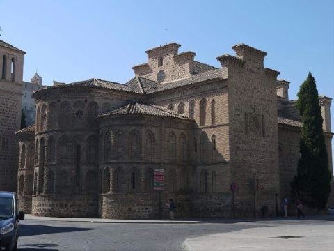 其实很多人都是从马德里到这里一日游的,并不在此住.