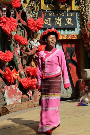 布朗族姑娘以黑为美 云南民族村