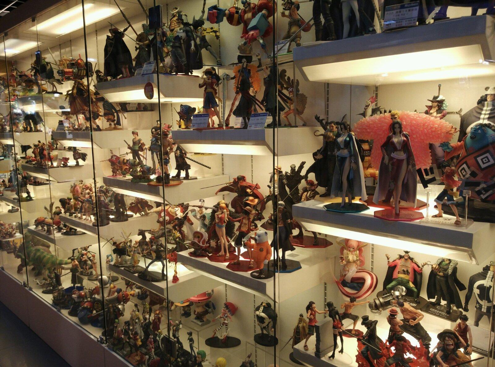 前往上海书城路过一家手办店(    在路上