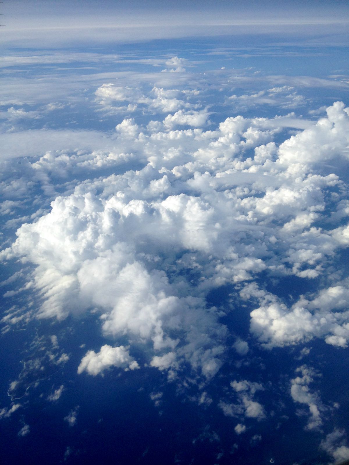 大片大片的云层,十分美丽,并且刺眼. 亚庇国际机场
