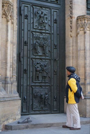 老爸对教堂的大铜门上的花纹有了兴趣,驻足研究了许久