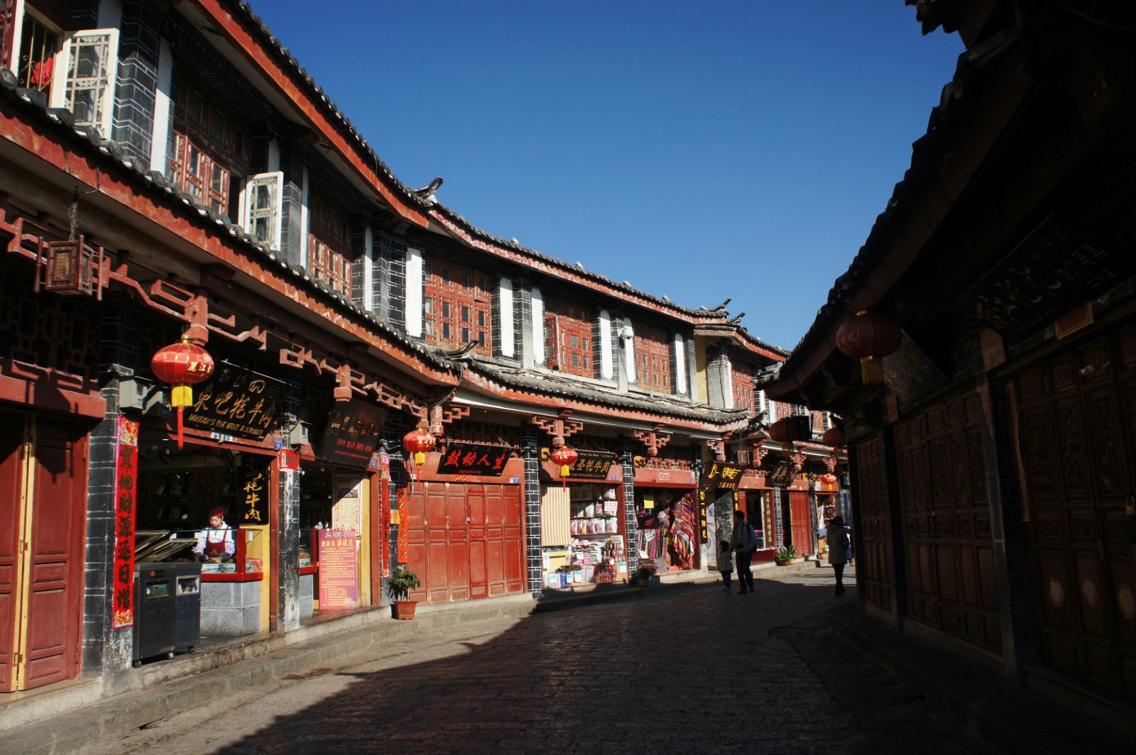 丽江古城商铺一家挨着一家,这也是其特色之一. 丽江古城