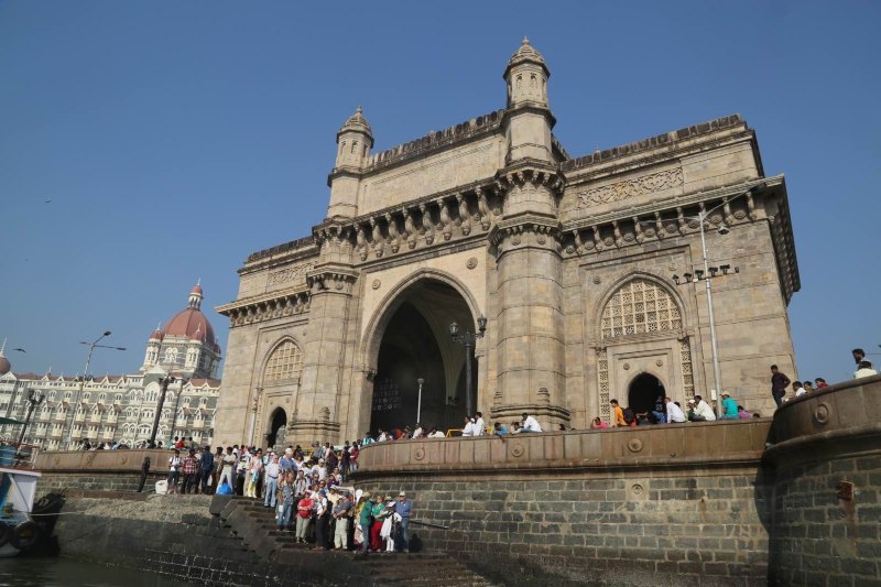 从孟买的印度门码头坐船一个小时左右就到达象岛,该岛有多处石窟,集中