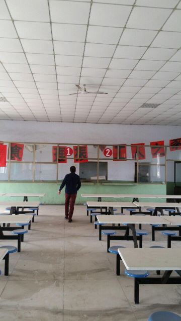 废弃的食堂,我们来搬桌子