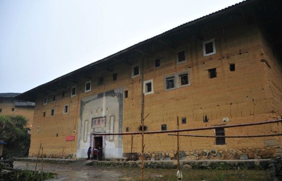 再走进紧邻的"方型"土楼顿时觉得黯然失色  (绳庆楼)