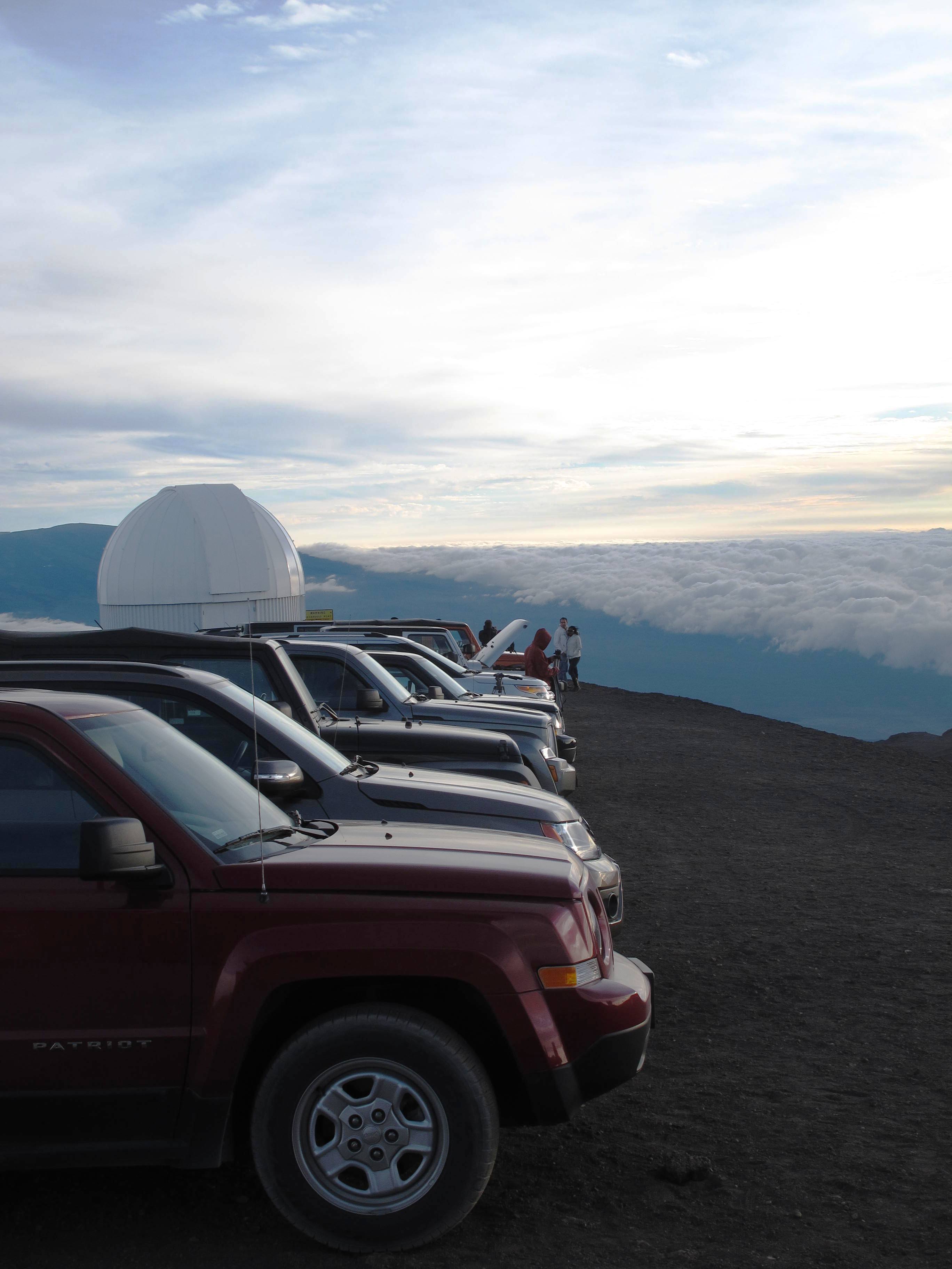 排隊等日落的車輛.清一色四驅suv,車頭朝西. 冒納凱阿火山