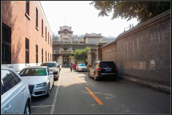 大帅府的胡同,左边是赵四小姐的闺楼,右边是帅府.