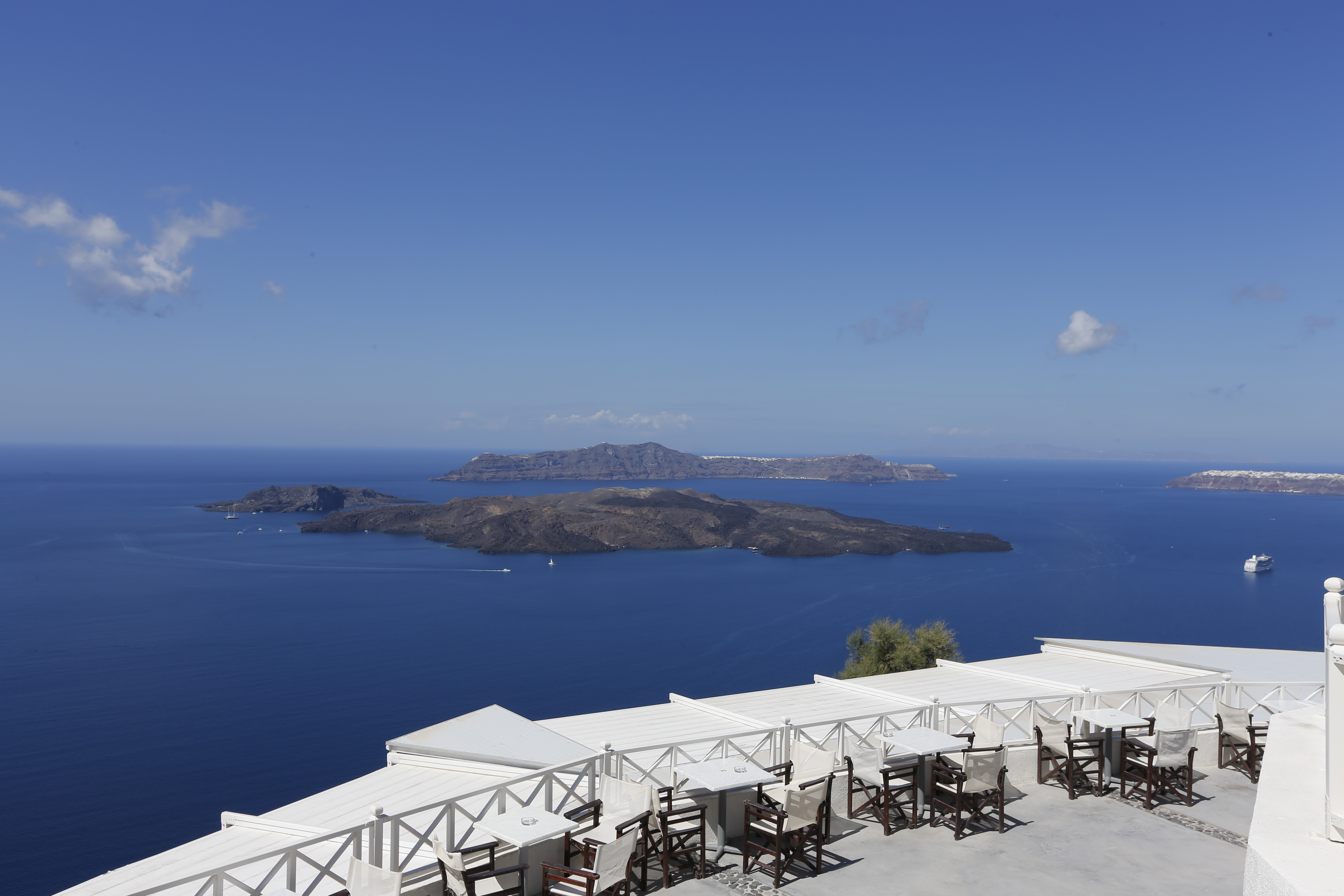 圣托里尼最高处的皮尔戈斯小镇纵览圣岛全貌;在获得国际金奖的santo