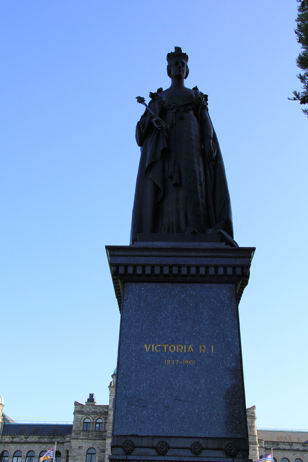 这个应该是女王维多利亚的雕像