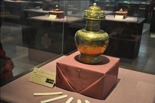 金瓶掣签仪式使用的金瓶和玉签.据说有两套,另外一套在北京的雍和宫.