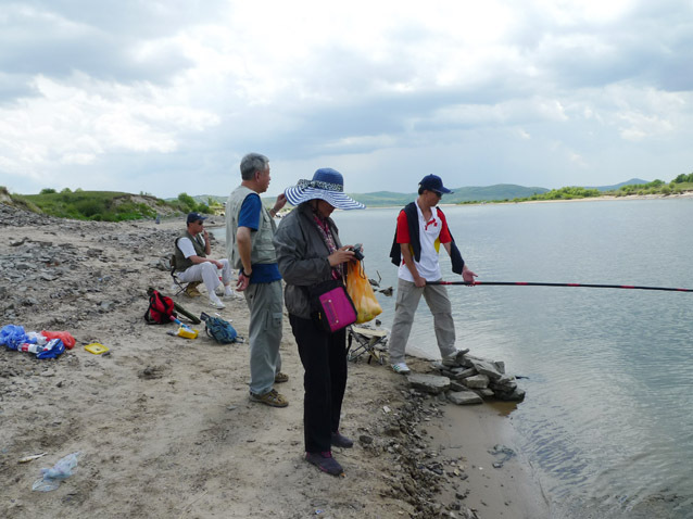 多伦湖避暑钓鱼去