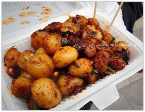 街上有小摊卖这种小土豆,3元一份,重口味~我吃著有点咸~这小吃应该下