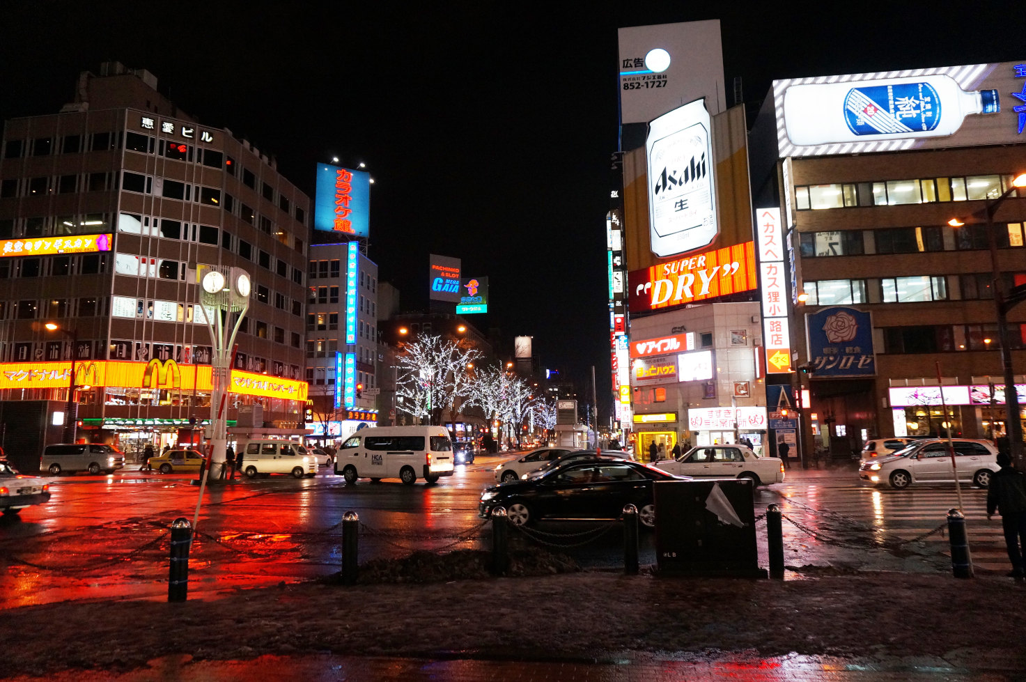 入夜后的札幌街头十分繁华. 札幌