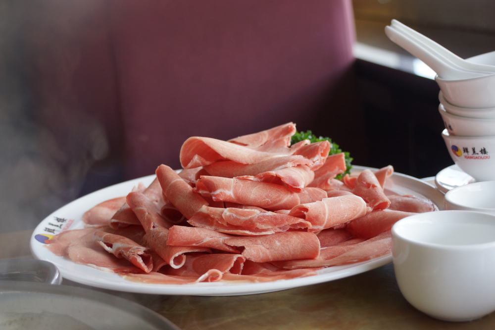 服务员推荐的瘦羊肉专业术语叫"元宝肉",本想纯瘦牛羊肉兴许太柴不